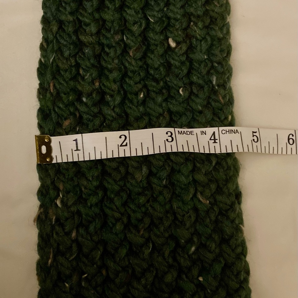 Handmade elegant green knit scarf for adults - Picture 6 of 6
